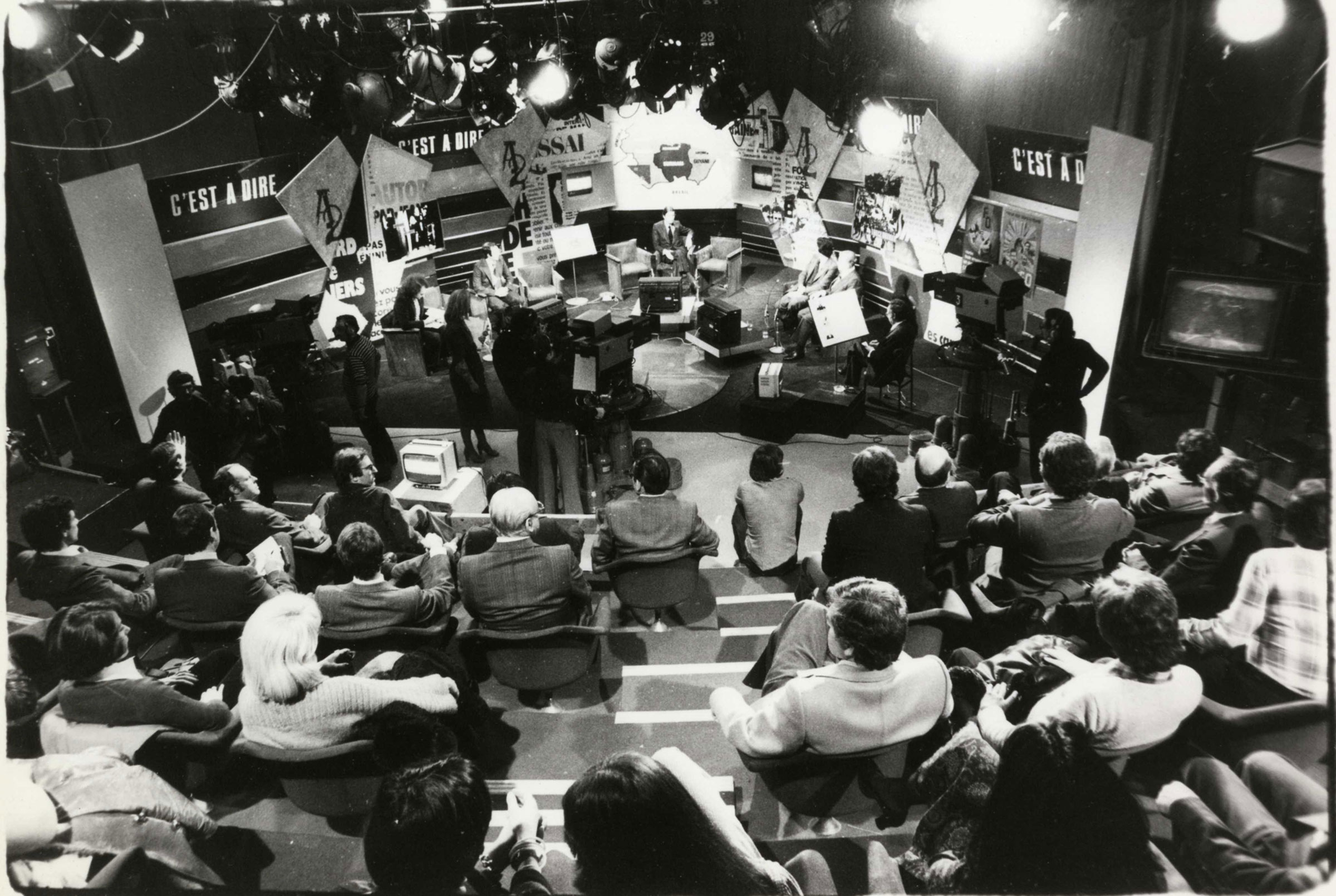 Photo prise à partir de 1976 dans le Studio 101 durant le tournage de l’émission de télévision « C’est-à-dire » présentée par Georges Leroy et Jean-Marie Cavada  / Archives écrites de Radio France.